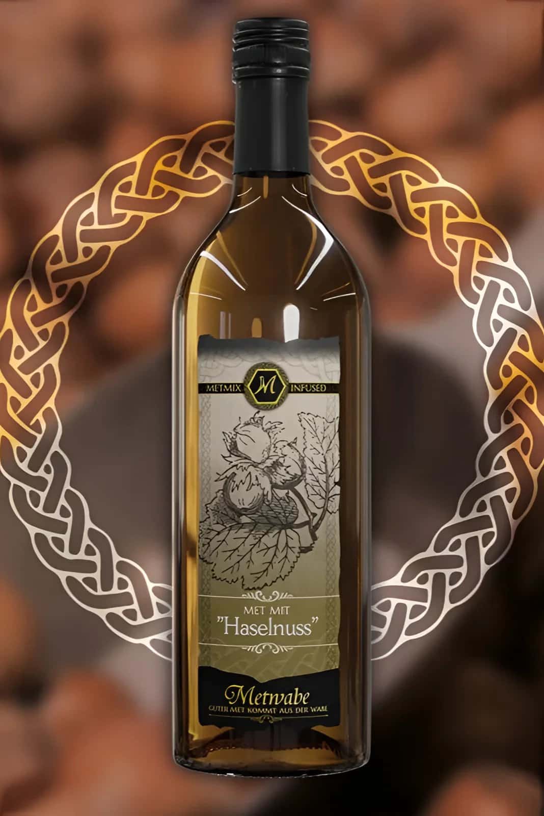 Eine klare glasflasche met mit hazelnuss weißwein mit schwarzem verschluss und gotischem horror etikett met 075l 12 vol